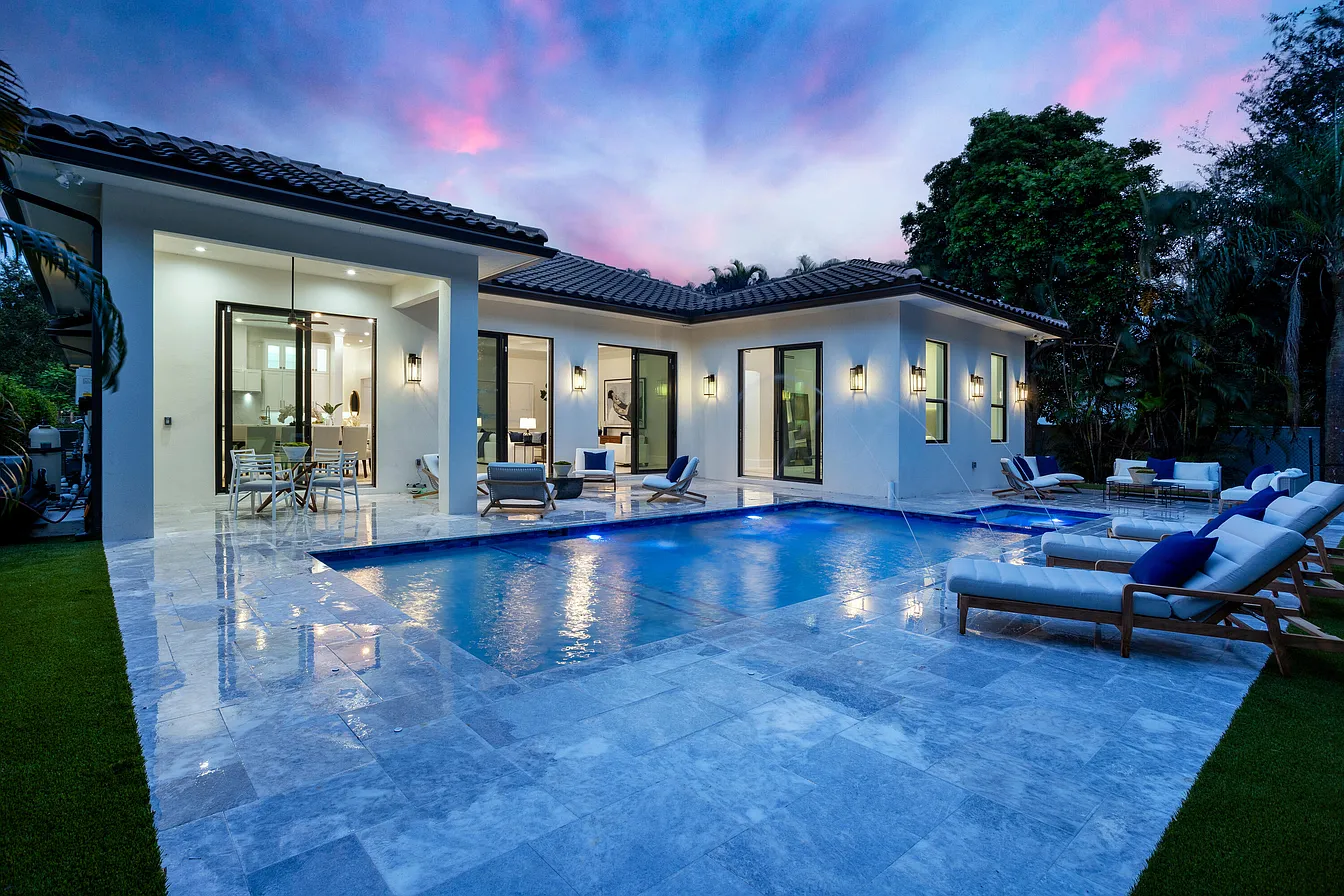 South Florida residence representing Avi Davi Builders construction services